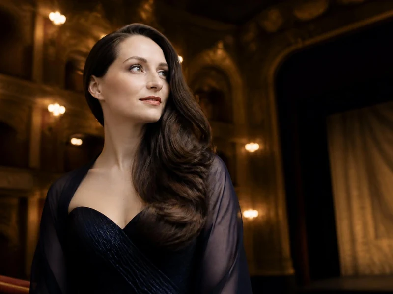 Portrait élégant de la soprano Camille Schnoor posant dans une salle d'opéra aux lumières tamisées