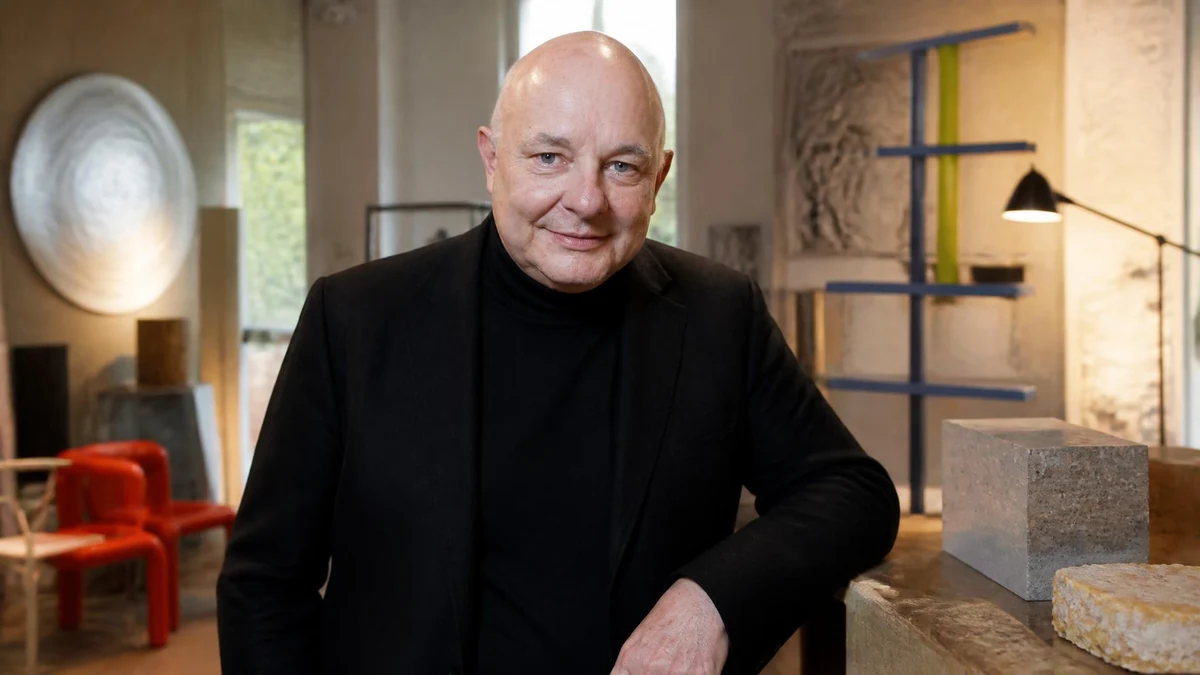Portrait du designer Rolf Sachs posant dans son atelier entouré de ses créations artistiques