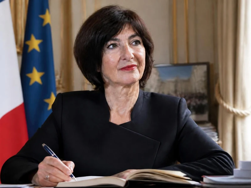 Portrait de la préfète Sophie Brocas assise à son bureau en train d'écrire