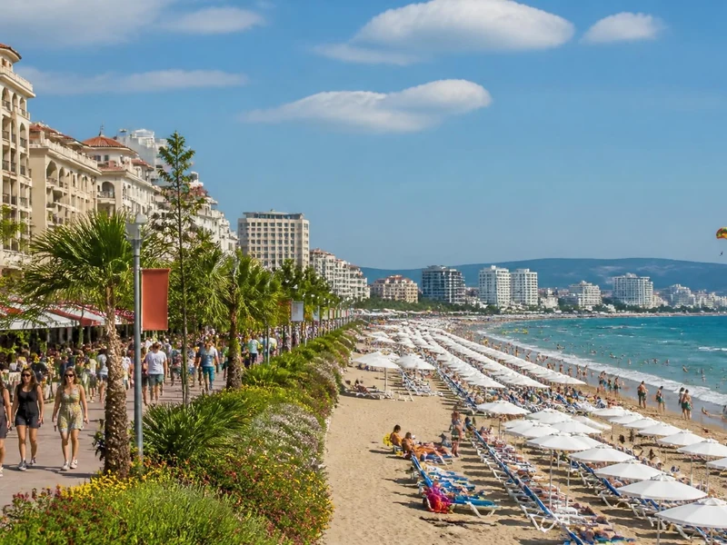Vue panoramique de la plage et de la promenade animée de Sunny Beach en Bulgarie
