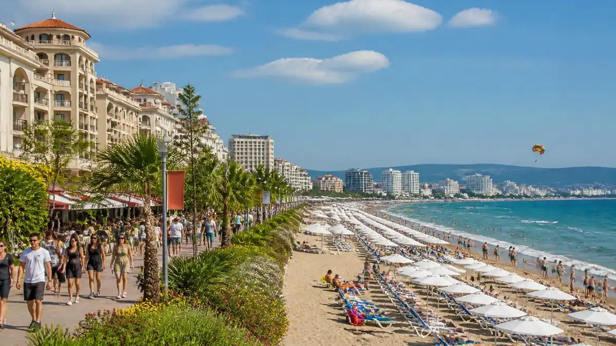 Vue panoramique de la plage et de la promenade animée de Sunny Beach en Bulgarie